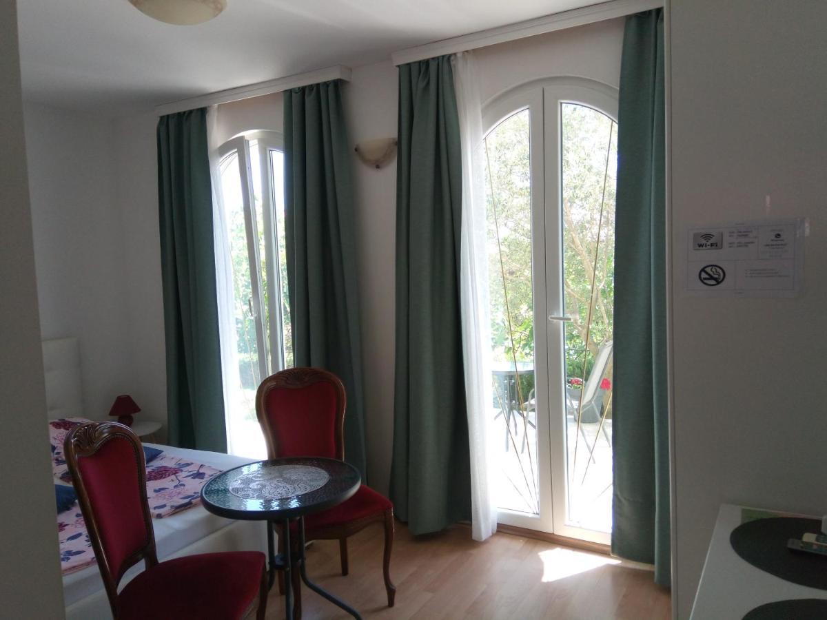 Ana Rooms Krk Town Bagian luar foto