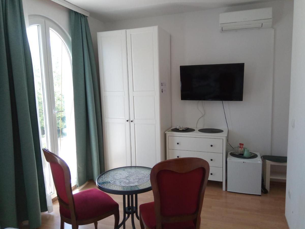 Ana Rooms Krk Town Bagian luar foto